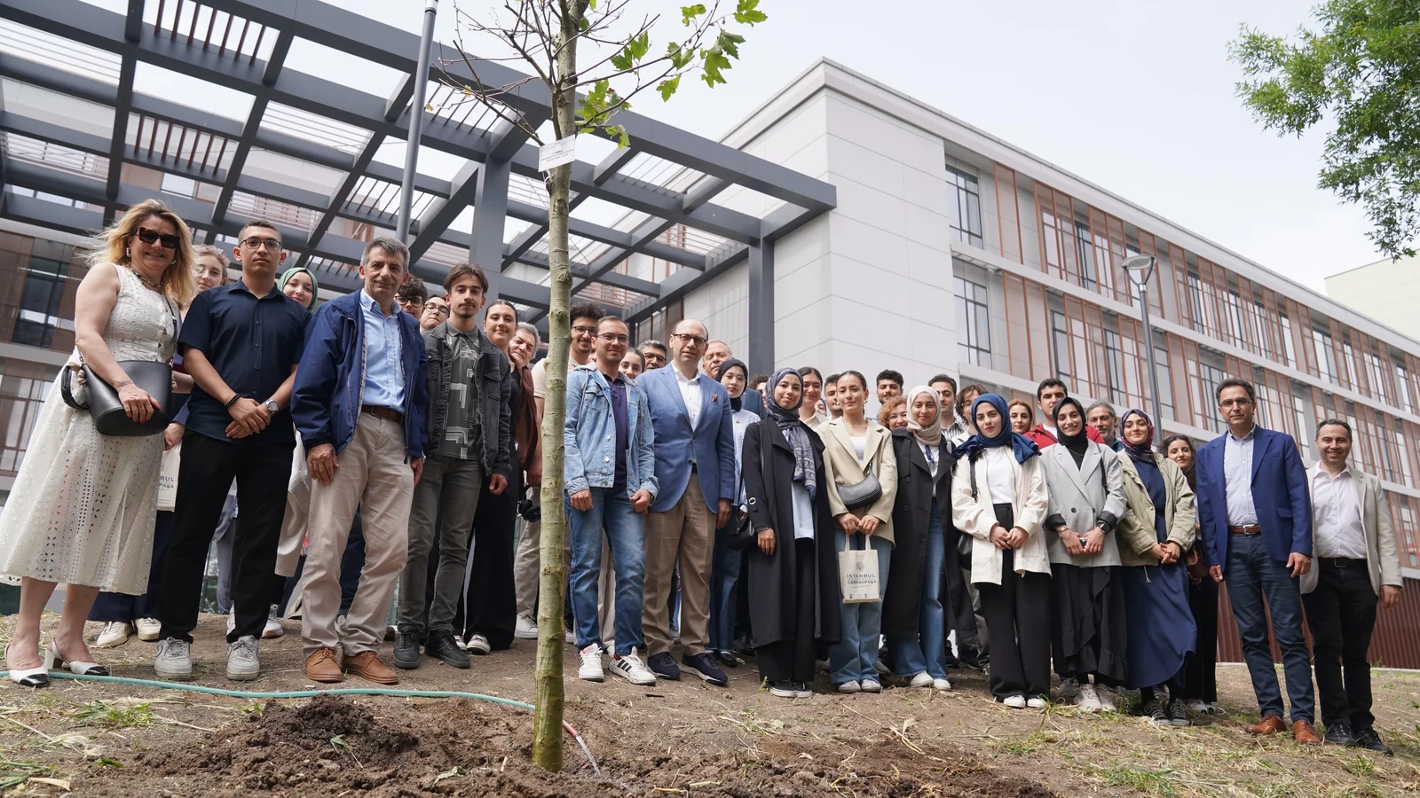 İÜC Geliştirme Vakfı Bursiyer Öğrenciler ve Mütevelli Heyet Üyeleriyle Fidan Dikimi Etkinliğinde Buluştu