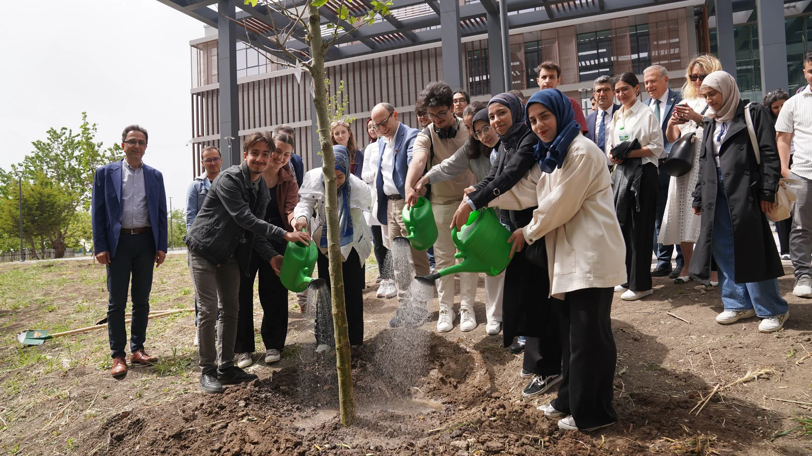 İÜC Geliştirme Vakfı Bursiyer Öğrenciler ve Mütevelli Heyet Üyeleriyle Fidan Dikimi Etkinliğinde Buluştu
