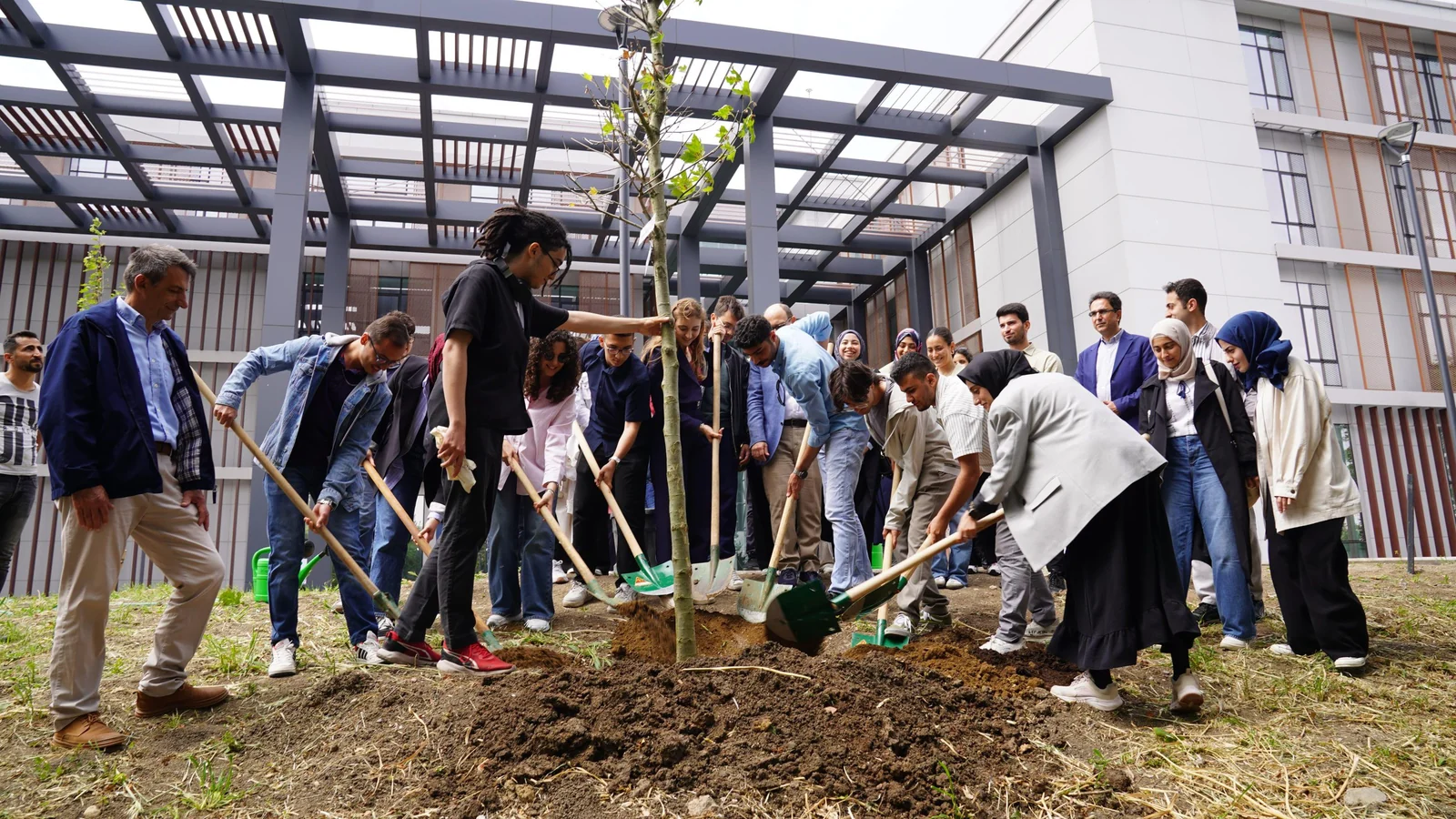 İÜC Geliştirme Vakfı Bursiyer Öğrenciler ve Mütevelli Heyet Üyeleriyle Fidan Dikimi Etkinliğinde Buluştu