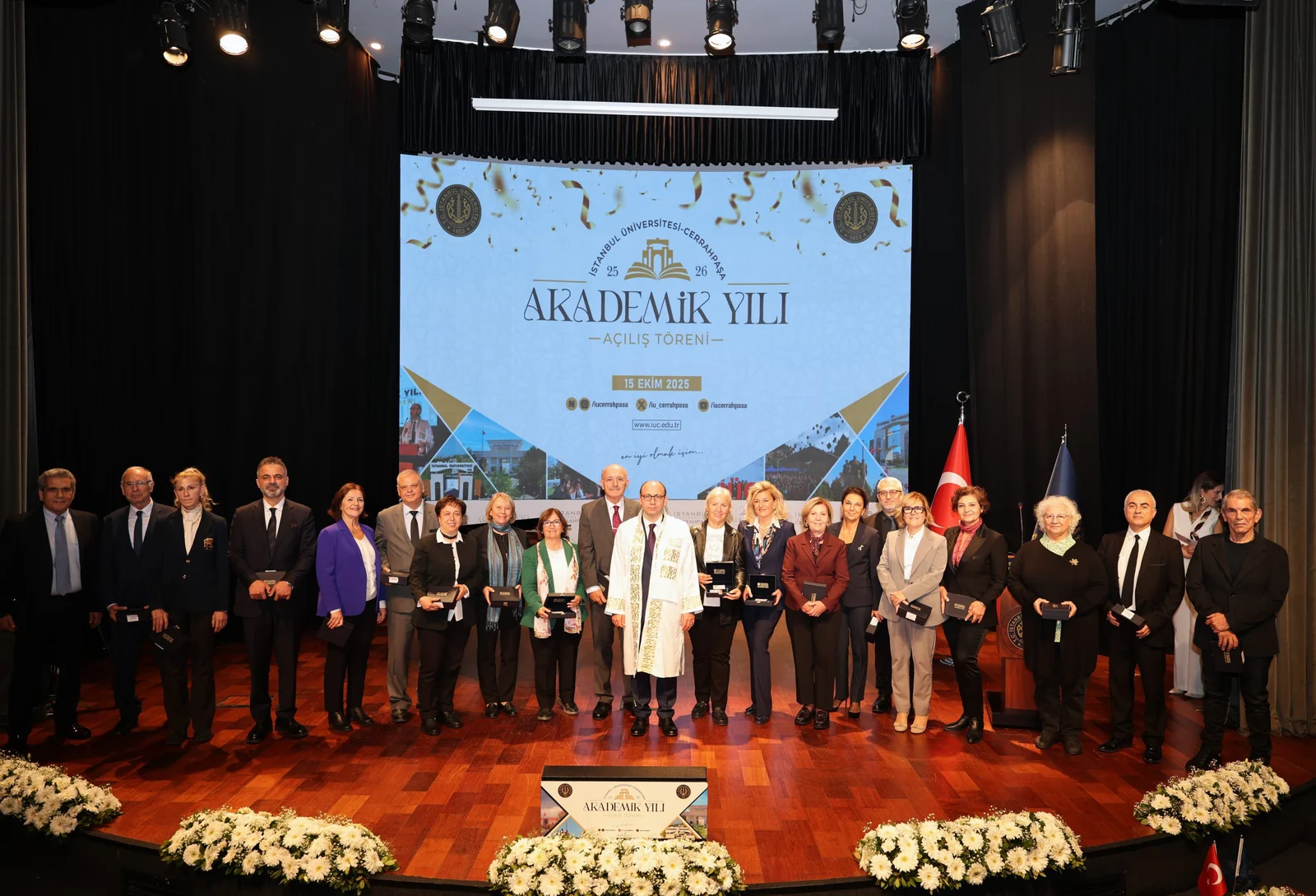 2025–2026 Akademik Yılı Açılış Töreninde İÜC Emekli Öğretim Üyelerine Takdim Gerçekleştirildi