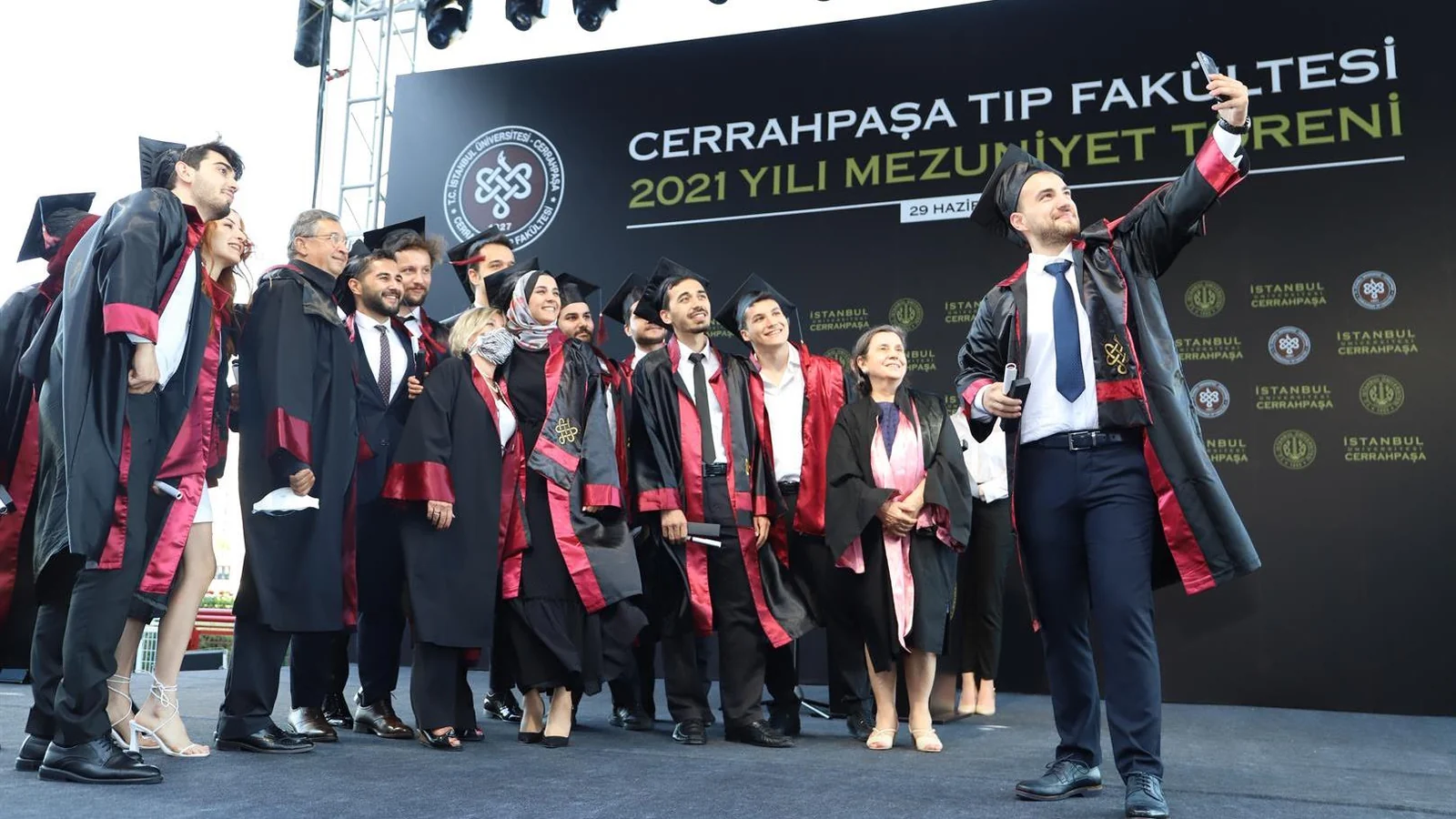 Cerrahpaşa Tıp Fakültesi Mezuniyet Töreni Büyük Coşkuyla Gerçekleşti